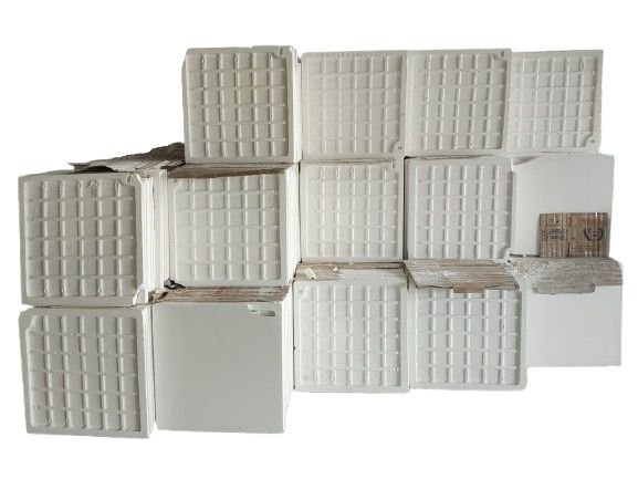 Placas de gesso acartonado empilhadas, usadas para forros e paredes